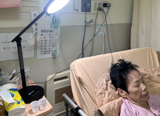 那盞燈不是醫學奇蹟,但給了照護者喘息